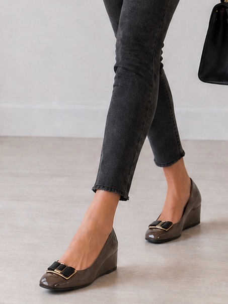 Stuart Weitzman Proper Wedge Patent Leather Driftwood Aniline. Size 8.5